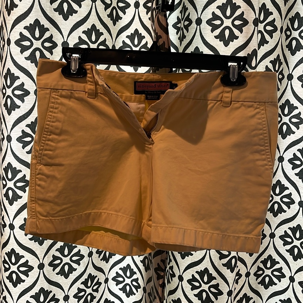 Vineyard Vines everyday short, size 0, yellow 5” inseam.